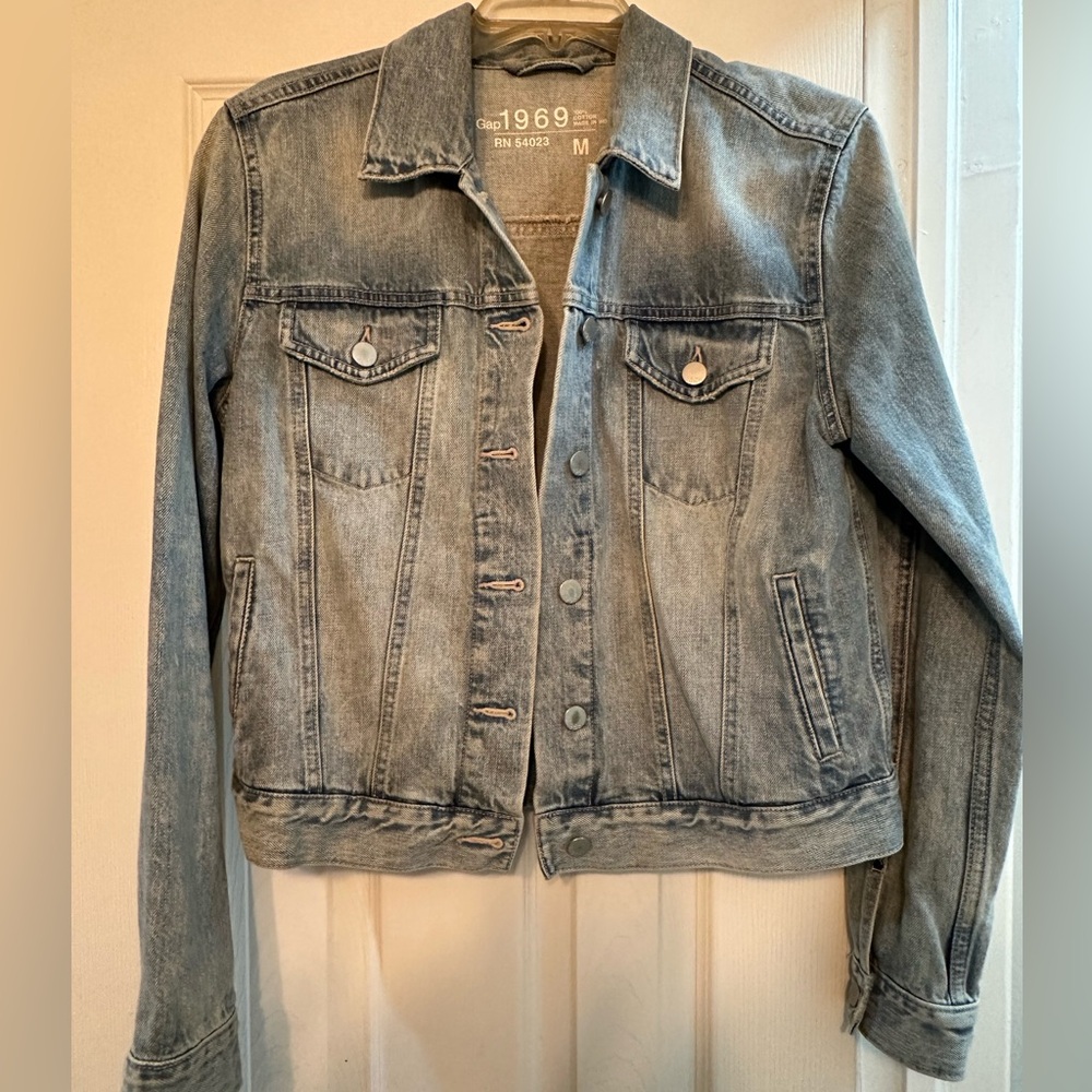 Pre owned Gap 1969 light washed denim jacket for women in size M